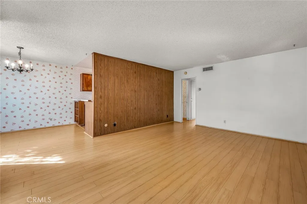 5414 Newcastle Avenue 33, Encino, California 91316 home-pic-4